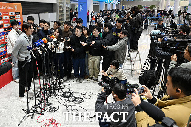 월드컵 조 추첨 및 현지답사 마치고 귀국한 홍 감독.