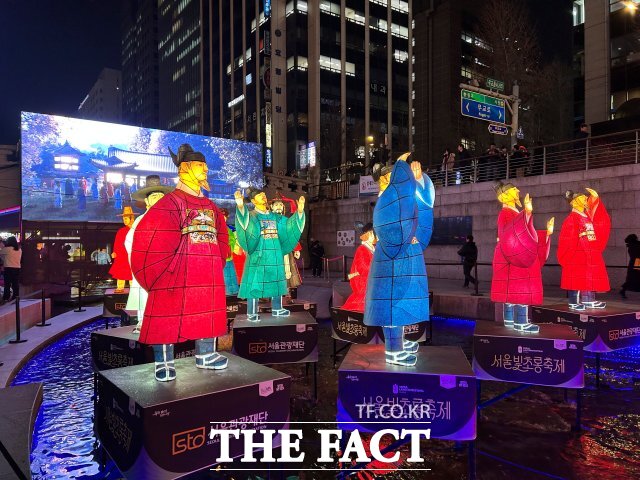 청계천에서는 전통 한지 등(燈)과 미디어 아트가 결합한 500여 점의 작품이 어둠 속에서 빛을 뿜어내며 방문객들의 시선을 사로잡았다. /이상빈 기자