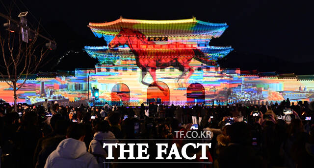 서울시가 주최하는 겨울 축제 '서울윈터페스타'가 12일 개막한 가운데, 서울 광화문에 2026년 병오년을 상징하는 말 그래픽 미디어파사드가 펼쳐지고 있다. /이새롬 기자
