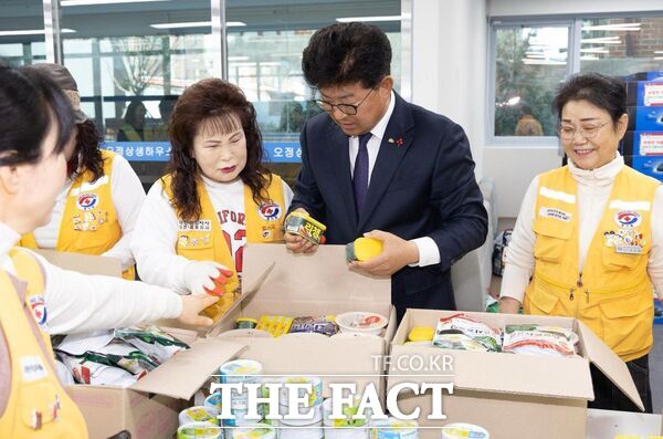 최충규 대덕구청장(왼쪽 세 번째)이 12일 자원봉사자들과 KT&G 대전공장의 후원을 바탕으로 사랑의 온기나눔키트를 제작하고 있다. /대덕구