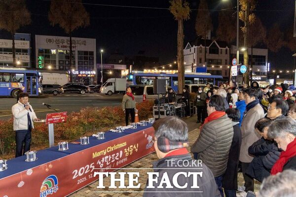 최충규 대덕구청장(왼쪽)이 11일 중리네거리에서 열린 성탄 트리 점등식에서 인사말을 전하고 있다. /대덕구