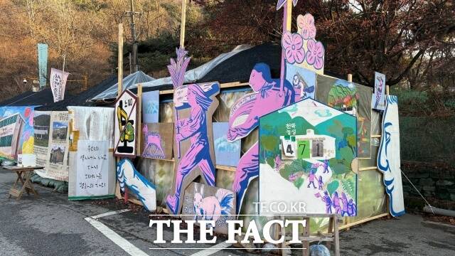 동두천시와 시민단체 사이 갈등이 하루빨리 봉합되진 않을 전망이다. 사진은 11일 경기도 동두천시 성병관리소 옛 부지 인근에 마련된 농성장의 모습. /동두천=김수민 기자