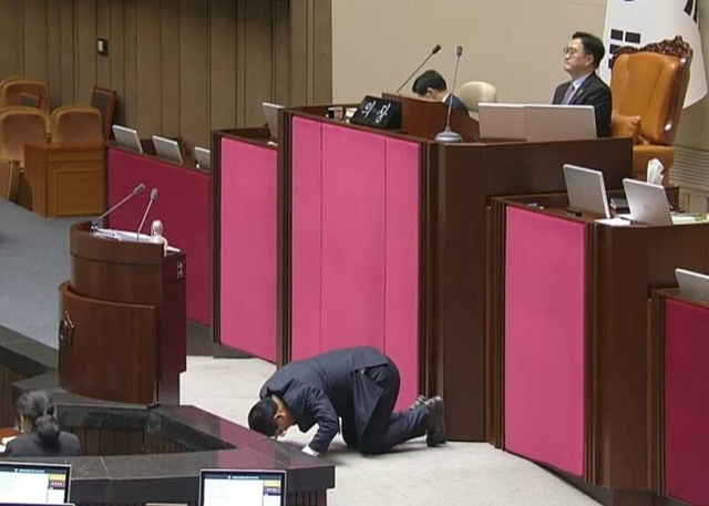 송석준 국민의힘 의원이 12일 국회에서 열린 형사소송법 개정안에 대한 무제한 토론을 시작하기 전