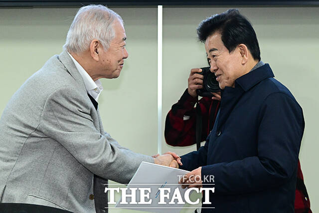 정동영 통일부 장관(오른쪽)이 국회 의원회관에서 열린 통일 지향의 평화적 두 국가관계론 동북아평화공존포럼토론회에 참석해 문정인 연세대 명예교수와 악수하고 있다.