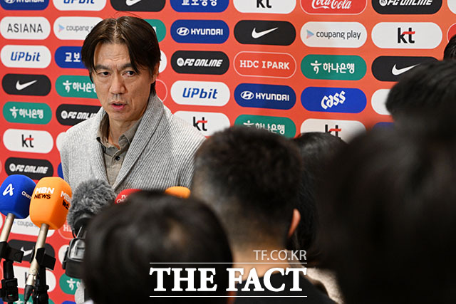 월드컵 조 추첨 및 현지답사 마치고 귀국한 홍 감독.