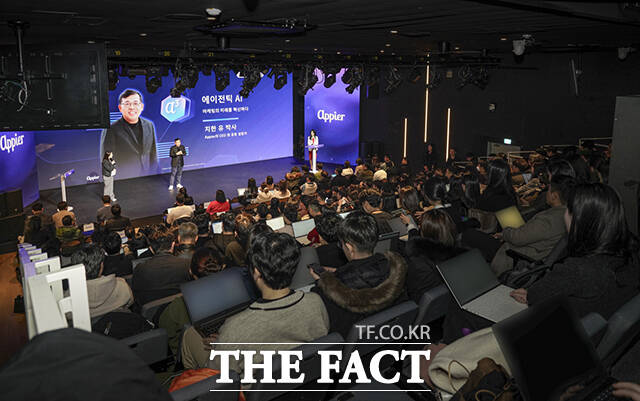 치한 위(Chih-Han Yu) 애피어 공동창립자 겸 CEO가 11일 서울 강남구 성암아트홀에서 열린 ‘AI 에이전트 로드쇼’에 참석해 개회사를 하고 있다. /애피어