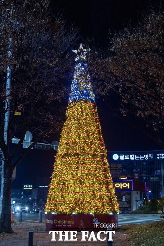 대전 대덕구는 11일 중리네거리에서 구민들에게 따뜻한 연말 분위기를 전하기 위한 성탄 트리 점등식을 개최했다. 사진은 대덕구 중리네거리에 위치한 성탄 트리 모습. /대덕구