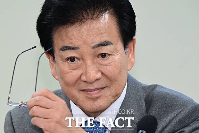 안경 벗는 정동영 장관.