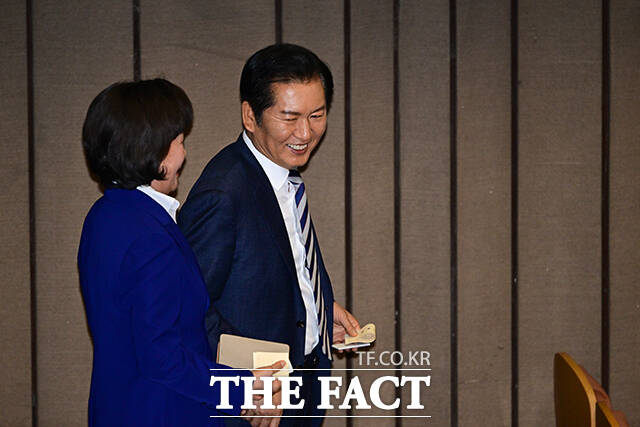 정청래 더불어민주당 대표(가운데)가 형사소송법 무제한 토론 종결동의의 건 표결에 나서고 있다.