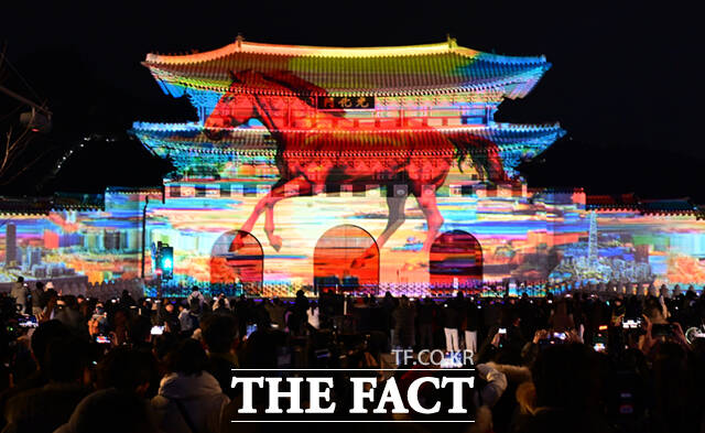 서울시가 주최하는 겨울 축제 '서울윈터페스타'가 12일 개막한 가운데, 서울 광화문에 2026년 병오년을 상징하는 말 그래픽 미디어파사드가 펼쳐지고 있다. /이새롬 기자