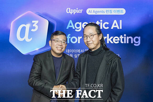 치한 위(Chih-Han Yu) 애피어 공동창립자 겸 CEO와 송길영 작가가 11일 서울 강남구 성암아트홀에서 열린 ‘AI 에이전트 로드쇼’에 참석해 악수를 하고 있다. /애피어