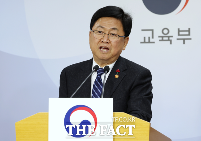 최교진 교육부장관은 12일 정부세종청사에서 '2026년 교육부 업무계획 브리핑'을 열고 2026년 주요 정책 방향을 발표했다./교육부 제공