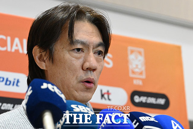 홍명보 대한민국 축구대표팀 감독이 12일 오후 인천국제공항을 통해 귀국하며 취재진의 질문에 답하고 있다. /인천국제공항=남용희 기자
