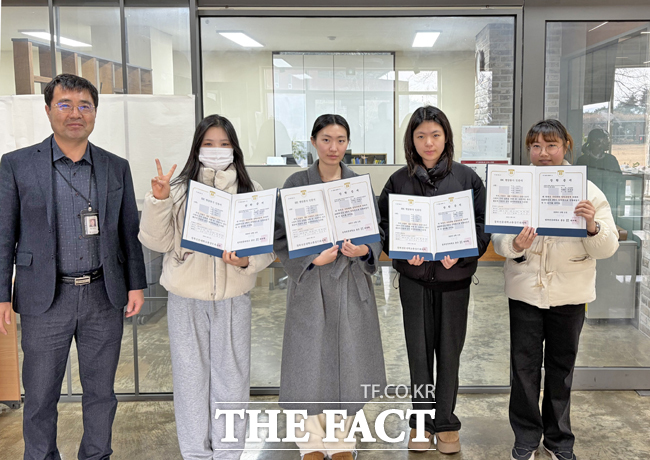 2025년 현암봉사인증제 우수장학금을 받은 경북전문대학교 학생들이 기념 촬영을 하고 있다. /경북전문대