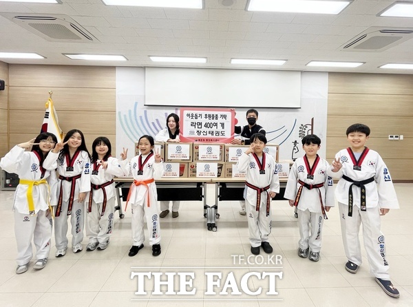 대전 서구 용문동 소재 창신태권도 관계자 및 원생들이 11일 행정복지센터에 어려운 이웃을 위해 라면 400봉지를 기탁했다. /대전 서구