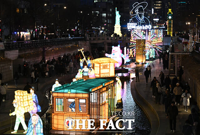 서울시가 주최하는 겨울 축제 '서울윈터페스타'가 12일 개막한 가운데, 청계천 일대에서 열린 '서울빛초롱축제'가 시민들로 붐비고 있다.