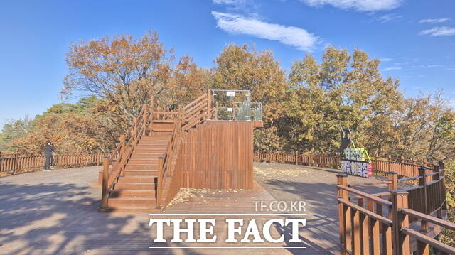 천안시 태조산 등산로에 설치된 하늘길 전망대 모습. /천안시