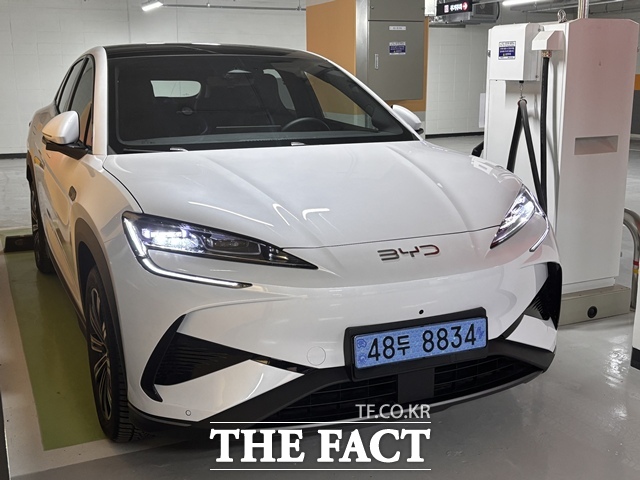 지하주차장에 정차한 BYD 씨라이언7 정면 모습. 과한 장식 없이 깔끔한 인상을 준다. /황지향 기자