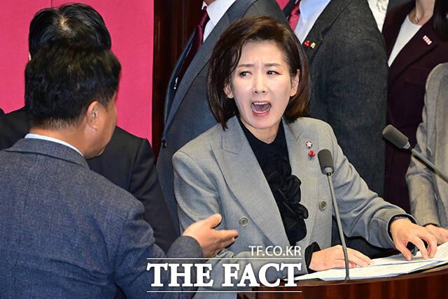 나경원 국민의힘 의원이 지난 9일 가맹사업법 개정안에 대한 필리버스터에 나섰다. 8대 악법 대국민 포기선언하라, 사법파괴 5대 악법 국민입틀막 3대 악법’이 적힌 피켓을 들고나왔다. /남윤호 기자