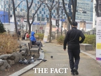  [르포] 음주 제한에 담벼락 술판…탑골공원은 여전히 몸살