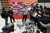  '응원' vs '사퇴'...'귀국' 홍명보 '앞으로의 준비가 성패 가를 것' [오승혁의 '현장']