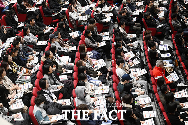 2026 대입 정시모집 대비 진학설명회가 13일 오전 서울 성북구 고려대학교 인촌기념관에서 열린 가운데 학부모들이 담당자의 설명을 듣고 있다. /서예원 기자