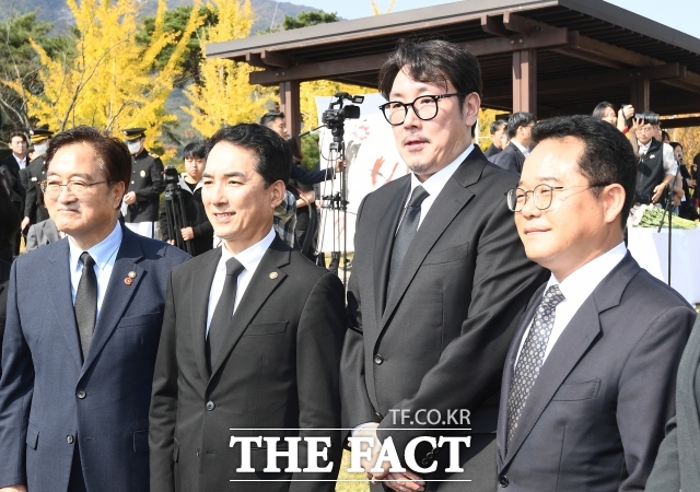 조진웅(오른쪽에서 두번째)이 박민식 전 국가보훈부 장관과 홍범도 기념사업회 이사장을 맡고 있는 우원식 더불어민주당 의원(현 국회의장) 등과 2023년 10월 국립대전현충원에서 열린 홍범도 장군 순국 제80주기 추모식에 참석해 기념촬영을 하고 있다. /더팩트 DB