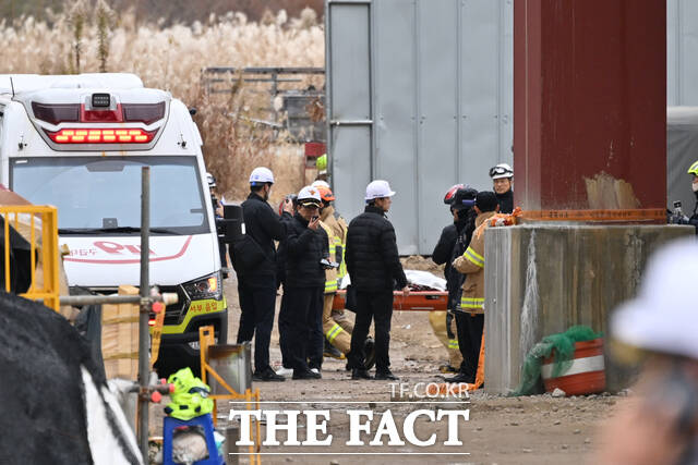 광주대표도서관 붕괴 사고 사흘째인 13일 오전 광주 서구 치평동 광주대표도서관 붕괴사고 현장에서 마지막 매몰자 50대 남성 A씨가 수습돼 구급차로 옮겨지고 있다. /뉴시스