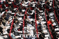  궂은 날씨에도 '열띤 대입 전략'...2026 정시 대비 진학설명회 [TF사진관]