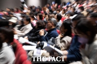  '우리 아이 대입을 위해' 두 손 모은 학부모 [포토]