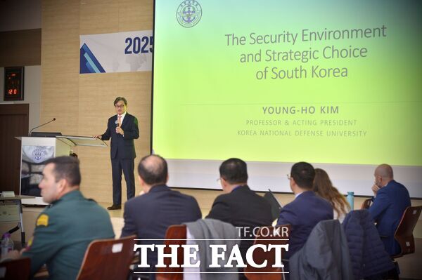 국방대학교는 지난 10일부터 12일까지 3일간 국방대학교 서울캠퍼스에서 KNDU 국제안보교육과정을 진행했다. 국방대 김영호 총장 직무대행이 '동북아 안보 상황과 한국의 대외 전략'에 관한 주제로 강의를 하고 있다. /국방대학교