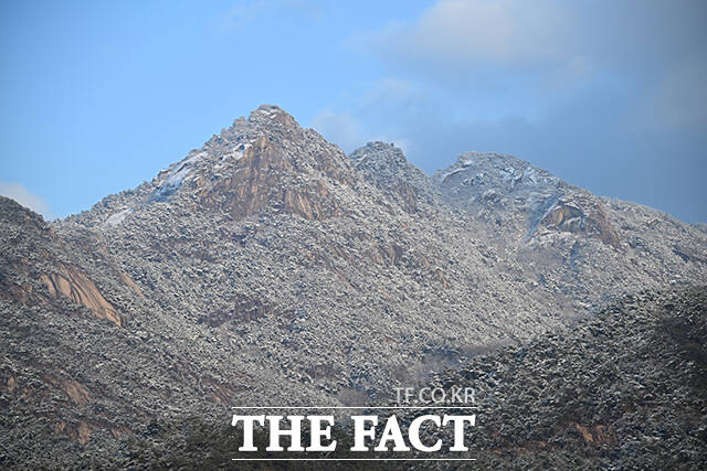 14일 오후 서울 북한산 일대에 쌓인 눈으로 설경을 자아내고 있다. /박헌우 기자