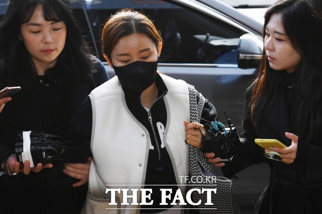 특정경제범죄가중처벌법상 사기 혐의로 구속된 전청조의 범행에 가담했다는 의혹을 받는 전 펜싱 국가대표 남현희가 8일 오전 서울 송파구 서울 송파경찰서에 출석하고 있다./서예원 기자