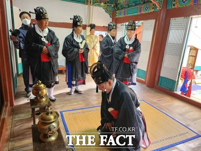 사단법인 숙모회가 13일 계룡산국립공원 내 숙모전에서 동향대제를 봉행하고 있다. /숙모회