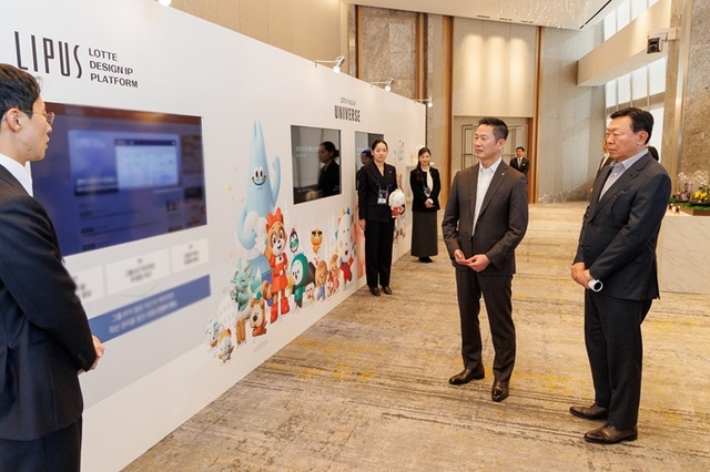 롯데는 지난 12일 롯데월드타워에서 '2025 롯데 디자인전략회의'를 개최했다. 신동빈 롯데 회장과 이돈태 롯데지주 디자인실장(오른쪽 두 번째)이 롯데의 디자인 전략 및 혁신 사례를 소개하는 전시 부스를 살펴보고 있다. /롯데
