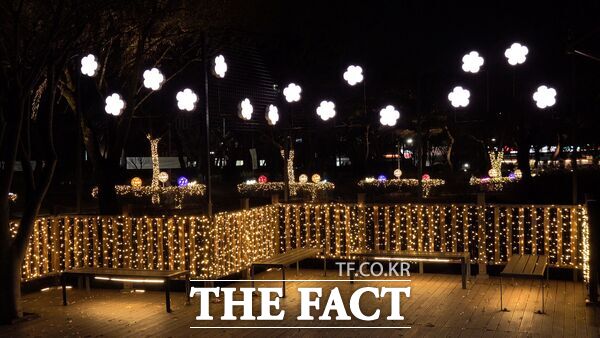 동춘당역사공원에 설치된 야간 경관조명 모습. /대덕구