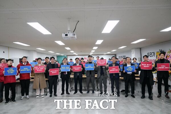 국민의힘 대전시당 청년위원회가 13일 오후 대전시당 당사에서 발대식을 열고 청년 주도의 정치 참여와 지역 사회 변화를 향한 공식 출범을 선언했다. 청년위원회는 공정성 논란에 대한 책임 있는 설명과 실질적인 개선책 제시, 정책 결정 과정의 투명성 강화, 청년이 납득할 수 있는 공정한 시스템 구축을 촉구했다. /국민의힘 대전시당