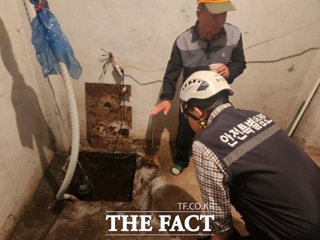 경기도가 소규모 취약시설 안전 점검을 하는 모습. /경기도