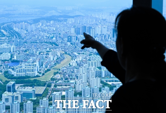 한국 부자들의 자산에서 거주용 주택이 자산의 가장 큰 비중을 차지했다. 서울 송파구 롯데월드타워 서울스카이. /더팩트 DB