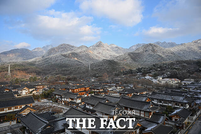 14일 오후 서울 북한산 일대에 쌓인 눈으로 설경을 자아내고 있다. /박헌우 기자