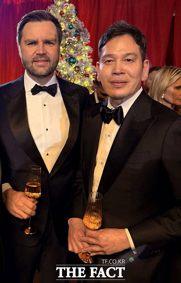신세계그룹은 정용진 회장(오른쪽)이 12일(현지시간) J.D. 밴스 미국 부통령이 관저에서 주최한 성탄절 만찬에 참석해 밴스 부통령 등 백악관 고위급 인사들과 만났다. /신세계그룹