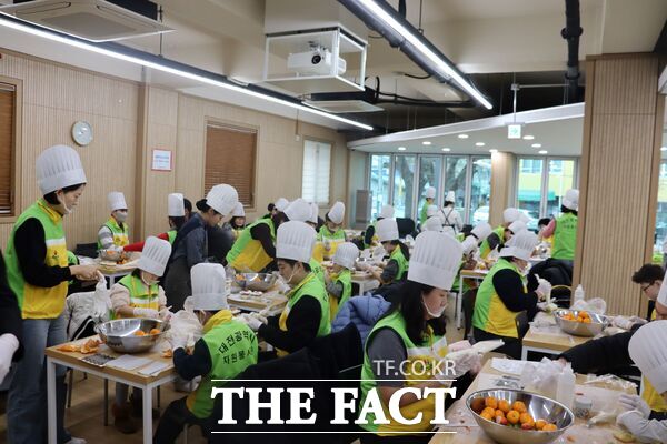 대전시자원봉사센터는 13일 대전시 자원봉사 공유주방에서 '가족 산타와 함께하는 보틀케이크 나눔 봉사활동'을 진행했다. /대전시자원봉사센터.