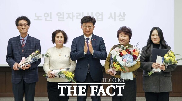 최충규 대덕구청장(가운데)과 대덕구시니어클럽 노인일자리 우수 참여자 어르신 및 직원들이 12일 구청 청렴관에서 열린 해단식에서 표창 수여식 후 기념 촬영을 하고 있다. /대덕구