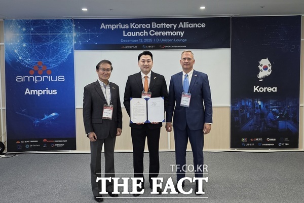 차세대 배터리 설루션 기업 리베스트가 미국의 실리콘 음극 배터리 기술 선도기업인 앰프리어스 테크놀로지스와 지난 12일 앰프리어스 코리아 배터리 얼라이언스 출범을 계기로 전략적 배터리 동맹을 체결하기로 했다. 왼쪽부터 Dr. Kang Sun 앰프리어스 CEO , 김주성 리베스트 대표, Mr. Tom Stepien 앰프리어스 President. /리베스트