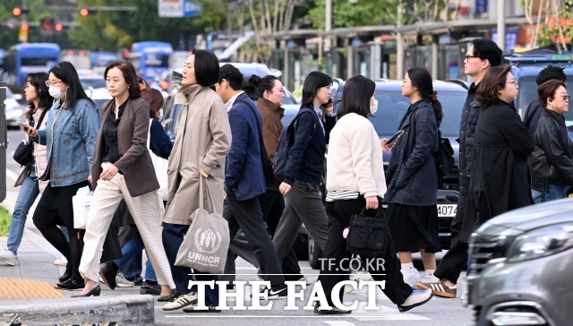 사진은 출근하는 직장인들 모습. /서예원 기자