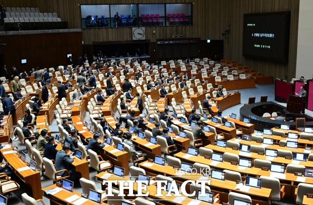 지난 12일 오후 서울 여의도 국회에서 열린 본회의에서 은행법 일부개정법률안이 상정되고 있다./남윤호 기자