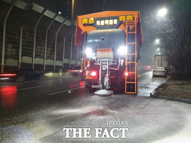 수원시는 지난 13일부터 제설차량을 운행, 제설제를 살포하고 있다. /수원시