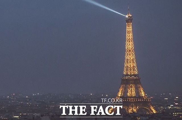 유럽의 문화 수도 파리는 프랑스 대혁명의 발원지이다. 에펠탑의 레이저 불빛이 밤하늘을 비추고 있다. /프랑스 관광청