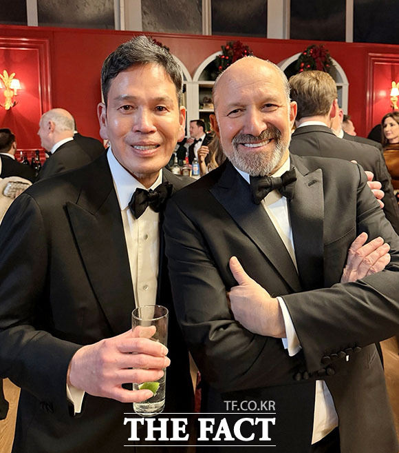 정용진 신세계그룹 회장(왼쪽)과 하워드 러트닉 미국 상무부 장관. /신세계그룹