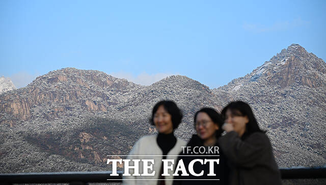 14일 오후 서울 북한산 일대에 쌓인 눈으로 설경을 자아내고 있다. /박헌우 기자